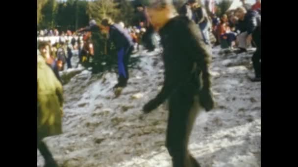 Innsbruck Austria March 1976 Crowds People Slide Slope 70S — Stock Video