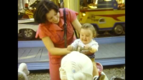 1964年 昭和39年 5月イタリア ローマ 60歳のカルーセルの赤ちゃん — ストック動画