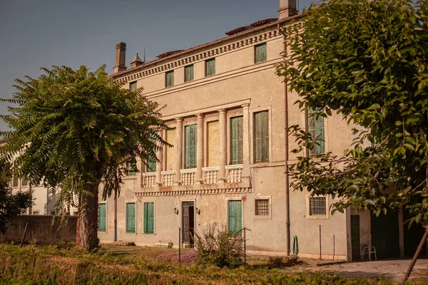 意大利古老的历史别墅在视野之外 — 图库照片