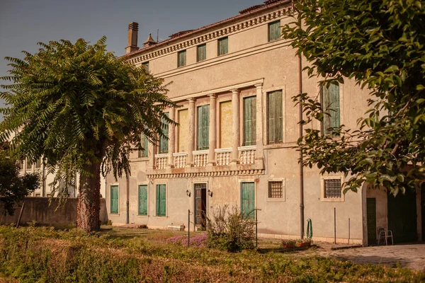 意大利古老的历史别墅在视野之外 — 图库照片