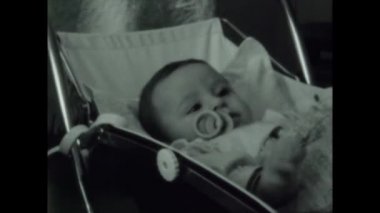Roma, İtalya Haziran 1964: Emzik sahnesi siyah beyaz 60 'larda