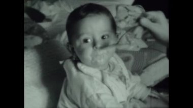 Roma, İtalya Haziran 1964: Bebek besleme kaşığı sahnesi 60 'larda