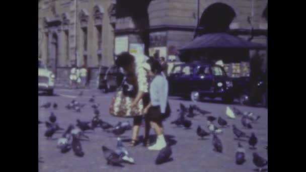 Roma Talya 1964 Larda Şehirde Güvercinli Insanlar — Stok video