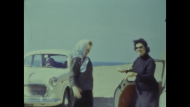 Roma Talya 1964 Nsanlar Larda Akdeniz Kıyılarına Bakıyorlar — Stok video
