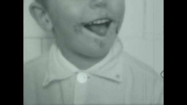 Rome Italy June 1964 Child Dirty Mouth 60S — Stock Video