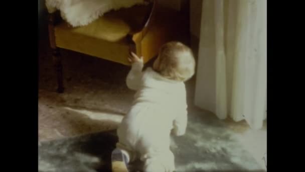 Rom Italien Juni 1964 Baby Krabbelt Den 60Er Jahren Ums — Stockvideo