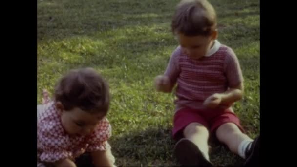 Dolomieten Italië Juni 1964 Meisje Weide Familieherinneringen Jaren — Stockvideo