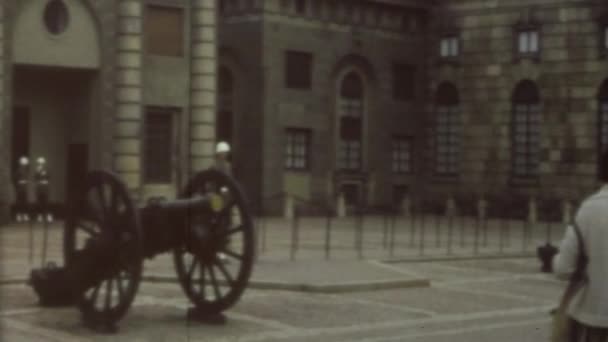 1961年5月 瑞典斯德哥尔摩 斯德哥尔摩皇家宫殿和六十年代卫兵换景 — 图库视频影像