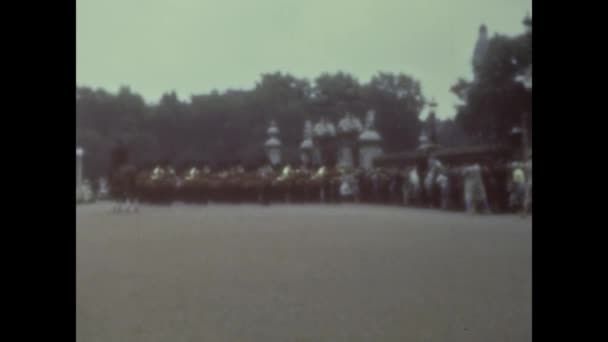 London United Kingdom June 1959 Buckingham Palace Guards Scene 50S — Stockvideo