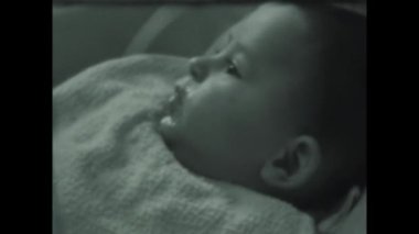 Roma, İtalya 1958 olabilir: 50 'li yıllarda bebeği kaşıkla besleyin