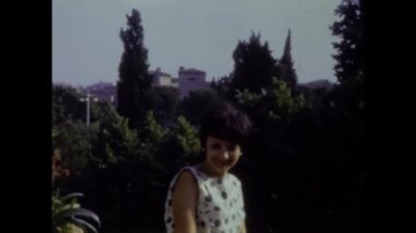 Floransa, İtalya Haziran 1967: 60 'larda terasta bir kadın