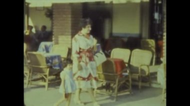 Roma, İtalya 1964: Anne ve küçük kız şehir sahnesi 60 'larda