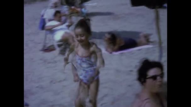エルバ島 イタリア1964年6月 60年代の家族のビーチ休暇の思い出 — ストック動画