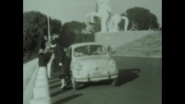 Roma Italia Mayo 1958 Personas Con Fiat 600 Los Años — Vídeo de stock