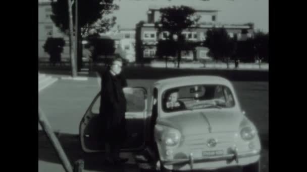 Roma Itália Maio 1958 Pessoas Com Fiat 600 50S — Vídeo de Stock