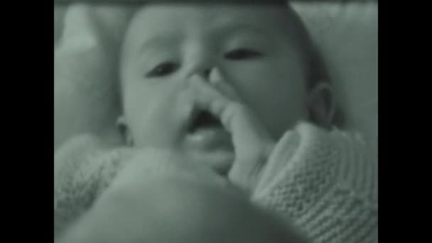 Рим Італія 1958 Усмішки Гримаки Немовлятка Років — стокове відео