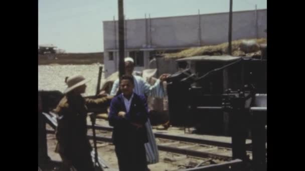 Cairo Egypt June 1956 Arab People Train Wait Scene 50S — Stock Video