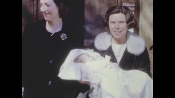 Roma Itália Junho 1964 Mãe Segurar Bebê Passeando Década — Vídeo de Stock