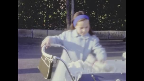 Rom Italien Juni 1964 Baby Kinderwagen Den 60Er Jahren — Stockvideo