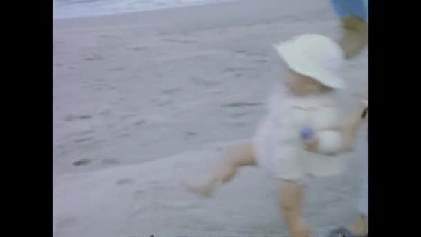 ローマ イタリア1964年6月 赤ちゃんの海の休暇の思い出 家族のシーン — ストック動画