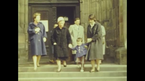 Róma Olaszország 1959 Júniusa Emberek Ötvenes Években Jönnek Templomból — Stock videók