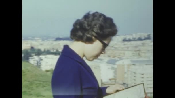 Ρώμη Ιταλία Ιούνιος 1959 Γυναίκα Ταξιδεύει Αναμνήσεις Στη Δεκαετία Του — Αρχείο Βίντεο