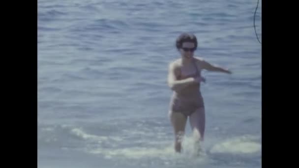 Rome Italy June 1959 Girl Sea Vacation 50S — Stockvideo