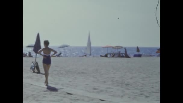 Roma Talya Haziran 1959 Lerde Seksi Kız Deniz Tatili — Stok video