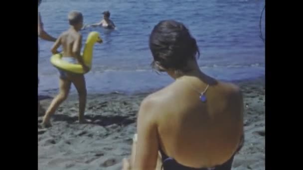 Rome Italy June 1959 Sexy Girl Sea Vacation 50S — Stockvideo