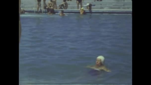 Rom Italien Juni 1959 Schwimmbad Mit Menschen Den 50Er Jahren — Stockvideo
