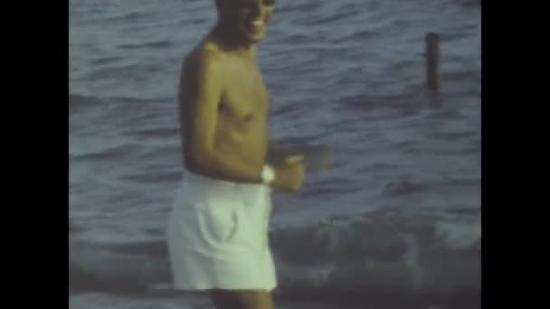 Rom Italien Juni 1959 Sexy Mann Urlaub Meer Den 50Er — Stockvideo