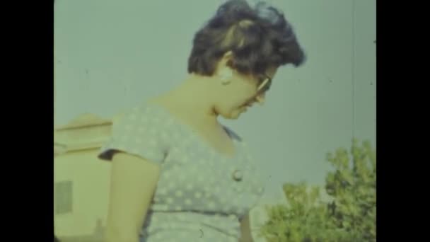 Roma Italia Mayo 1964 Mamá Niña Escena Ciudad Los Años — Vídeo de stock