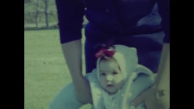 Roma, İtalya Haziran 1958: Annesi bebeğe 50 'li yaşlarda yürümeyi öğretiyor