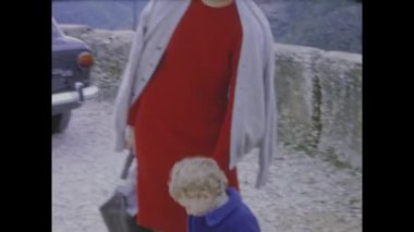 Dolomitler, İtalya Haziran 1964: Anne 60 'larda çocuğun elini tutuyor