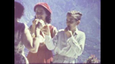 Napoli, İtalya Haziran 1964: 60 'larda denize bakan insanlar aperatif terası