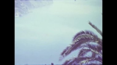 Napoli, İtalya Haziran 1964: 60 'larda denize bakan insanlar aperatif terası