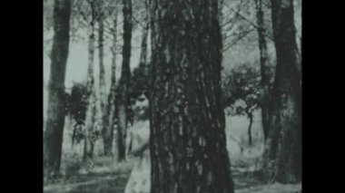 Roma, İtalya 1954 olabilir: küçük kız 50 'li yıllarda ağacın arkasında saklanıyor.