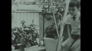 Roma, İtalya 1958: Çocuk 50 'li yıllarda salıncak sahnesinde