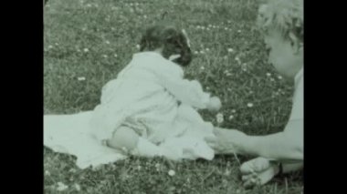 Roma, İtalya 1956: 50 'lerdeki küçük kız çayır aile hatıraları sahnesi