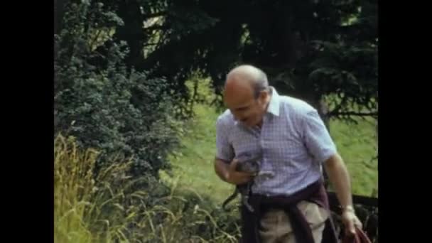 Dolomiti Italia Luglio 1964 Gruppo Anziani Escursionisti Montagna Negli Anni — Video Stock