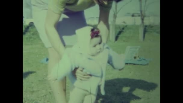 Ρώμη Ιταλία Ιούνιος 1958 Μαμά Διδάσκει Μωρό Περπατήσει Στη Δεκαετία — Αρχείο Βίντεο