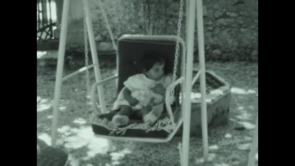 Rom Italien Juni 1958 Kleines Mädchen Schwingt Erinnerungen Den 50Er — Stockvideo