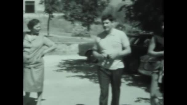 1958年6月 意大利罗马 50年代的人们停车 — 图库视频影像