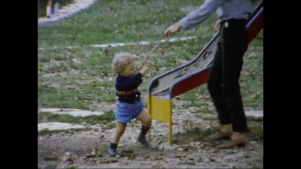 Dolomites Itália Junho 1964 Deslizamento Parque Infantil Década — Vídeo de Stock