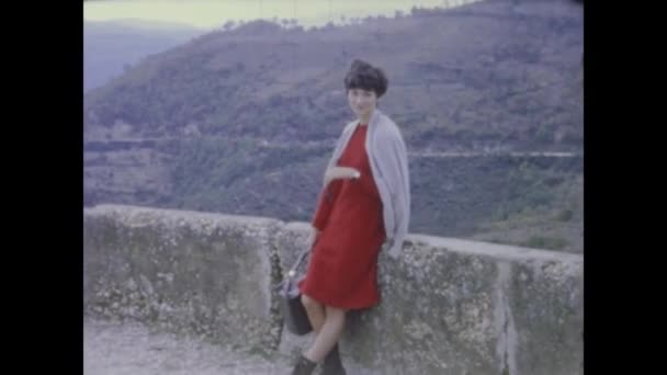 Dolomites Italy June 1964 Cute Girl Watch Mountains 60S — Stock Video