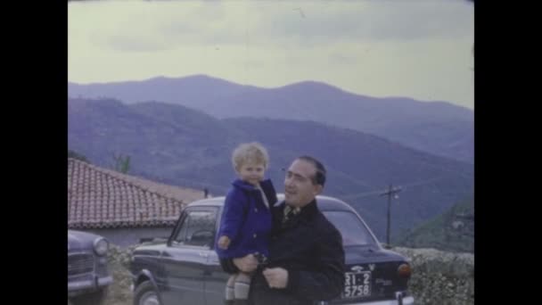 Δολομίτες Ιταλία Ιούνιος 1964 Μπαμπάς Κρατάει Παιδί Έξω Στη Δεκαετία — Αρχείο Βίντεο