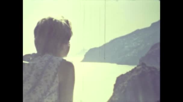 Nápoles Italia Junio 1964 Mujer Mirando Mar Puesta Sol Escena — Vídeo de stock