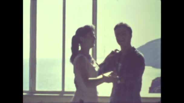 Neapol Itálie Červen 1964 Šťastný Pár Romantický Tanec Západ Slunce — Stock video