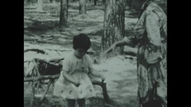 Rom Italien Mai 1954 Mutter Und Kleines Mädchen Beim Waldspaziergang — Stockvideo