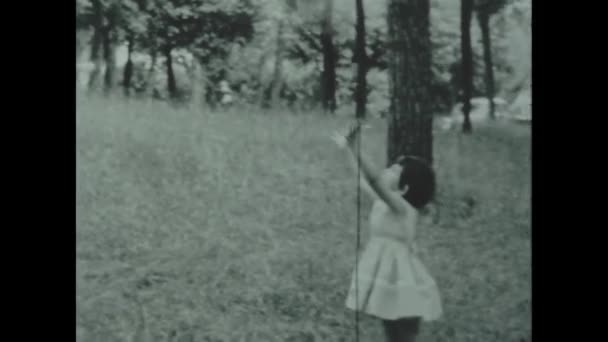 Rome Italy May 1954 Little Girl Mom Play Ball 50S — ストック動画